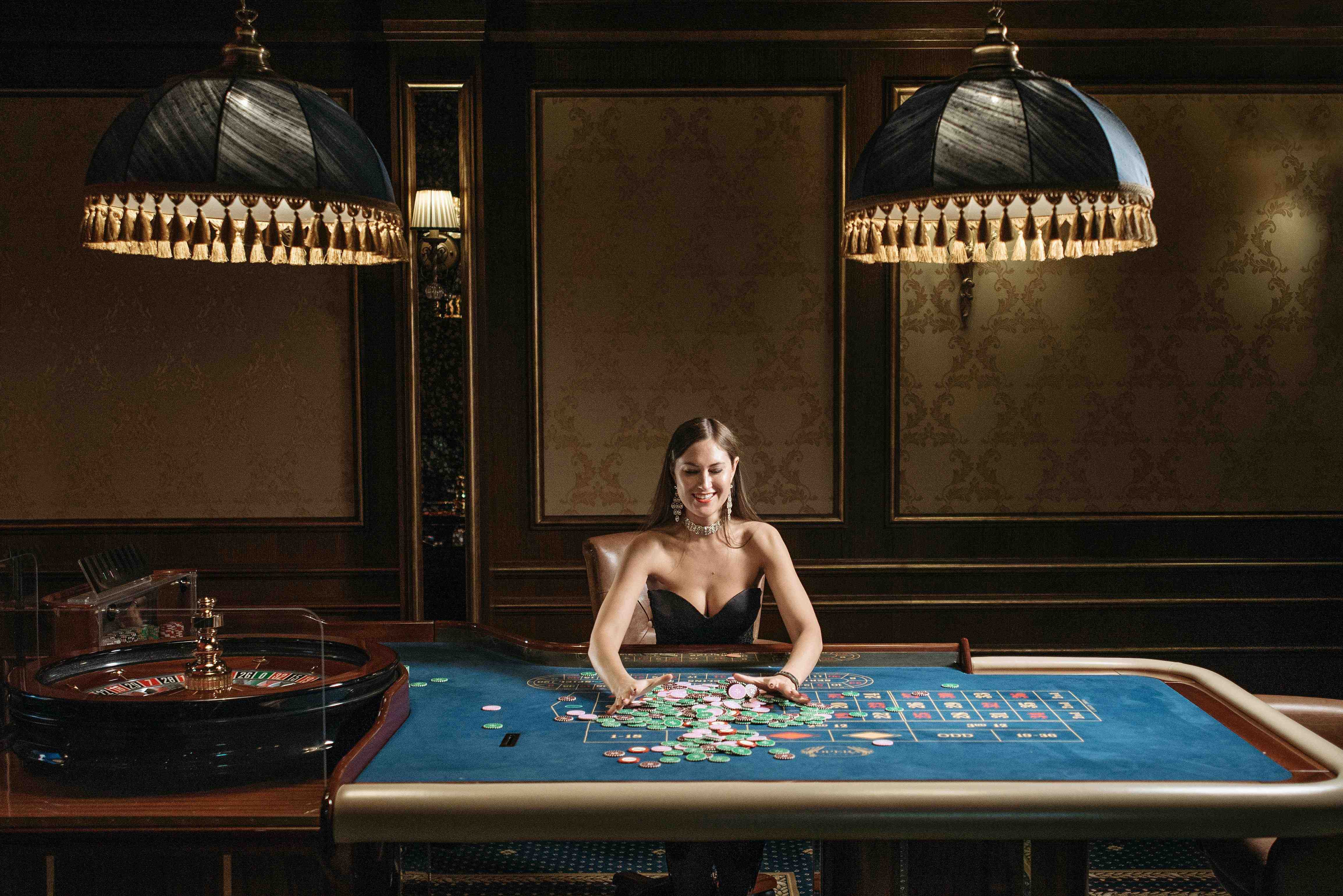 Permainan meja klasik kasino seperti blackjack dan roulette di mpocasino